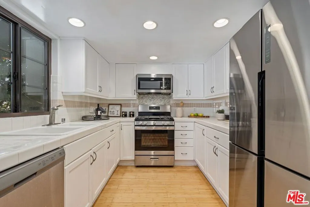 102 N Sweetzer Avenue 106, Los Angeles, California 90048 home-pic-7